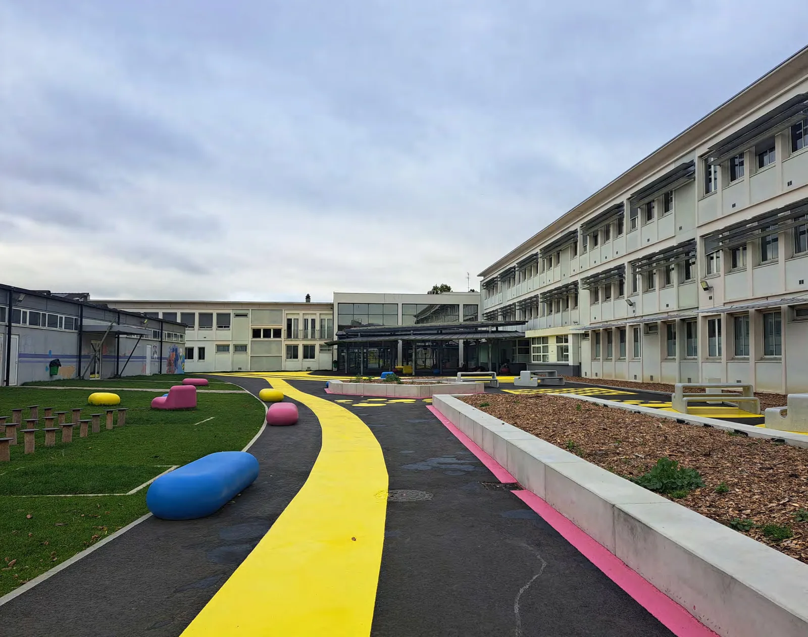Transformer une cour bitumée en espace dynamique et coloré — Bezons (95)